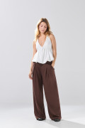 Pantalón unicolor jogger con bota ancha y prenses
