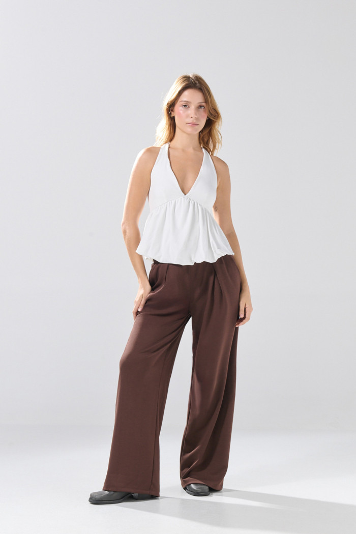 Pantalón unicolor jogger con bota ancha y prenses
