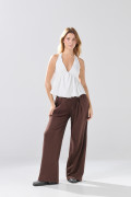 Pantalón unicolor jogger con bota ancha y prenses
