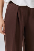 Pantalón unicolor jogger con bota ancha y prenses
