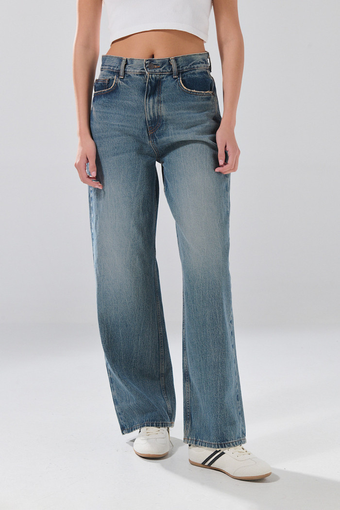 Jean baggy infaltables azul medio bota ancha con desgastes

