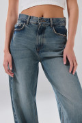 Jean baggy infaltables azul medio bota ancha con desgastes
