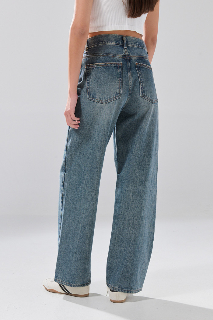 Jean baggy infaltables azul medio bota ancha con desgastes
