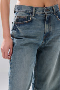 Jean baggy infaltables azul medio bota ancha con desgastes
