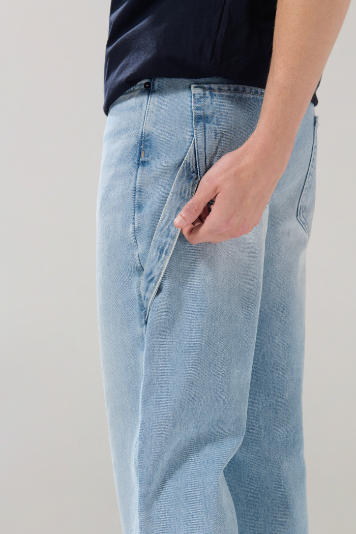 Jean 90´S tiro medio azul con charretera y bota ancha