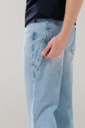 Jean 90´S tiro medio azul con charretera y bota ancha