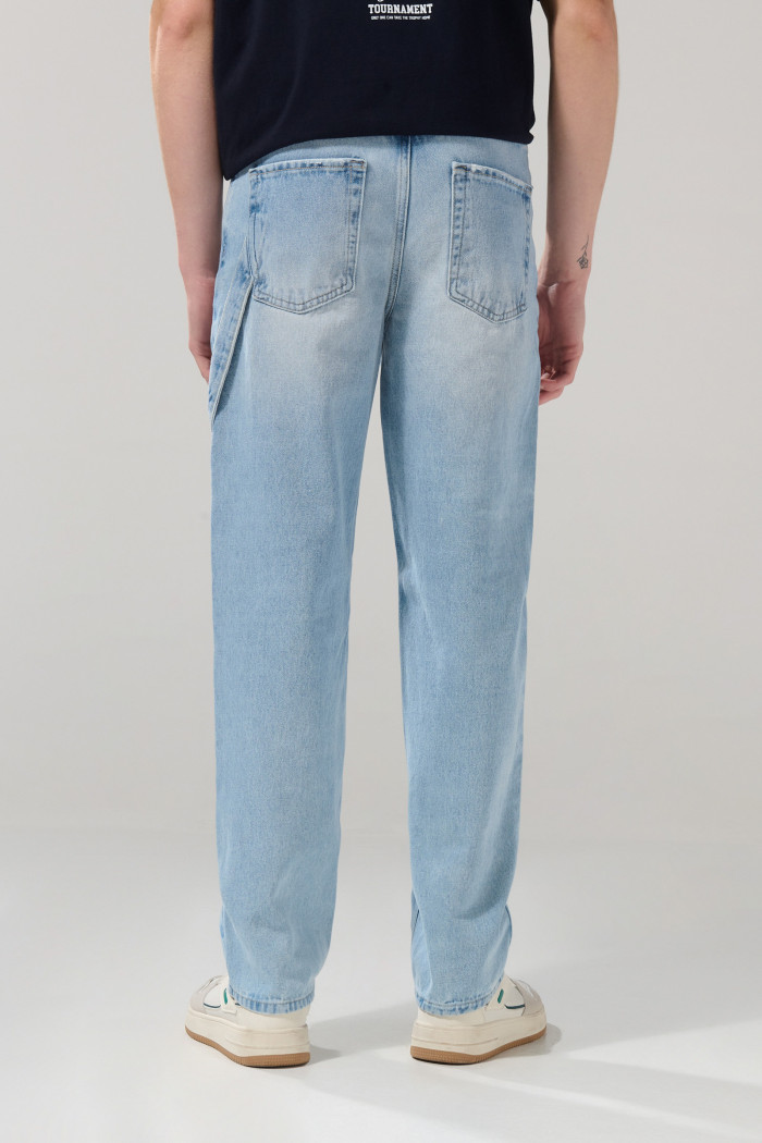 Jean 90´S tiro medio azul con charretera y bota ancha