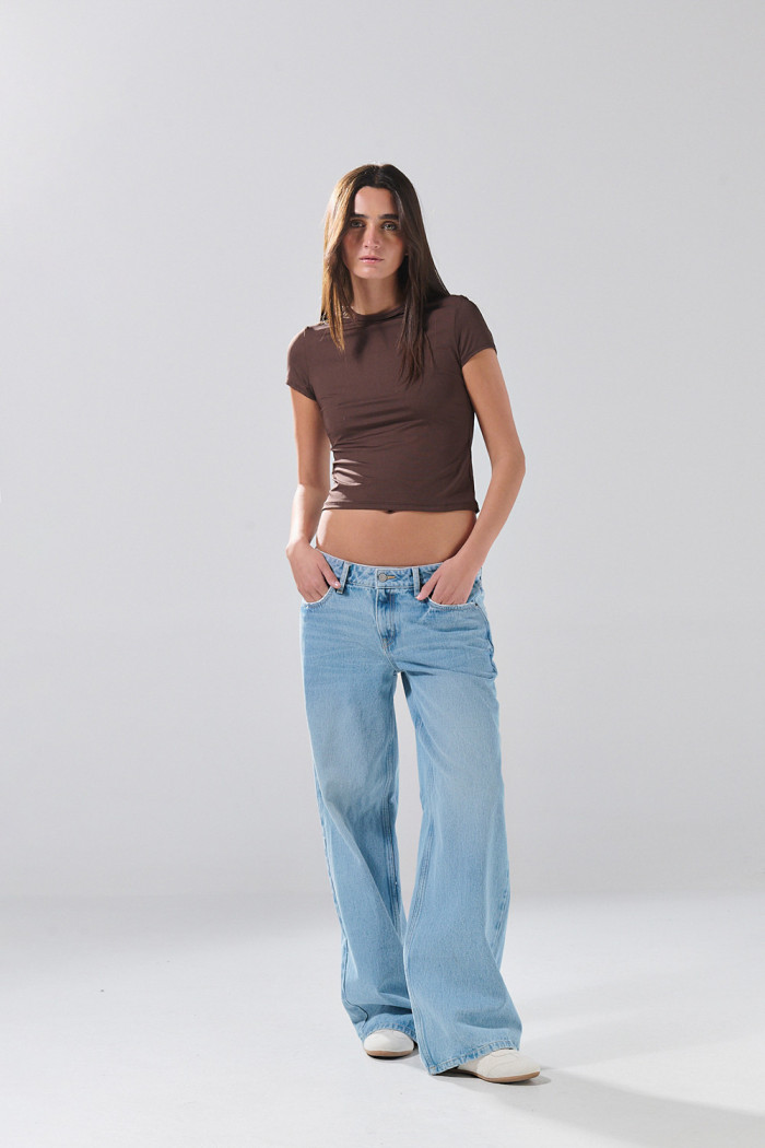 Jean open leg infaltables azul claro con bota ancha y botón
