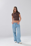Jean open leg infaltables azul claro con bota ancha y botón
