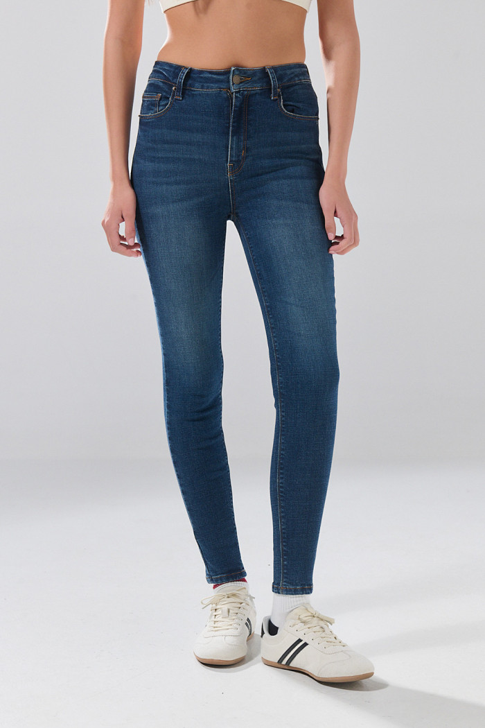 Jean súper skinny infaltables azul oscuro con bolsillos
