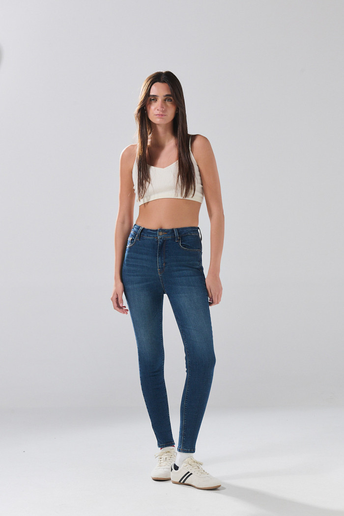 Jean súper skinny infaltables azul oscuro con bolsillos
