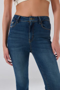 Jean súper skinny infaltables azul oscuro con bolsillos
