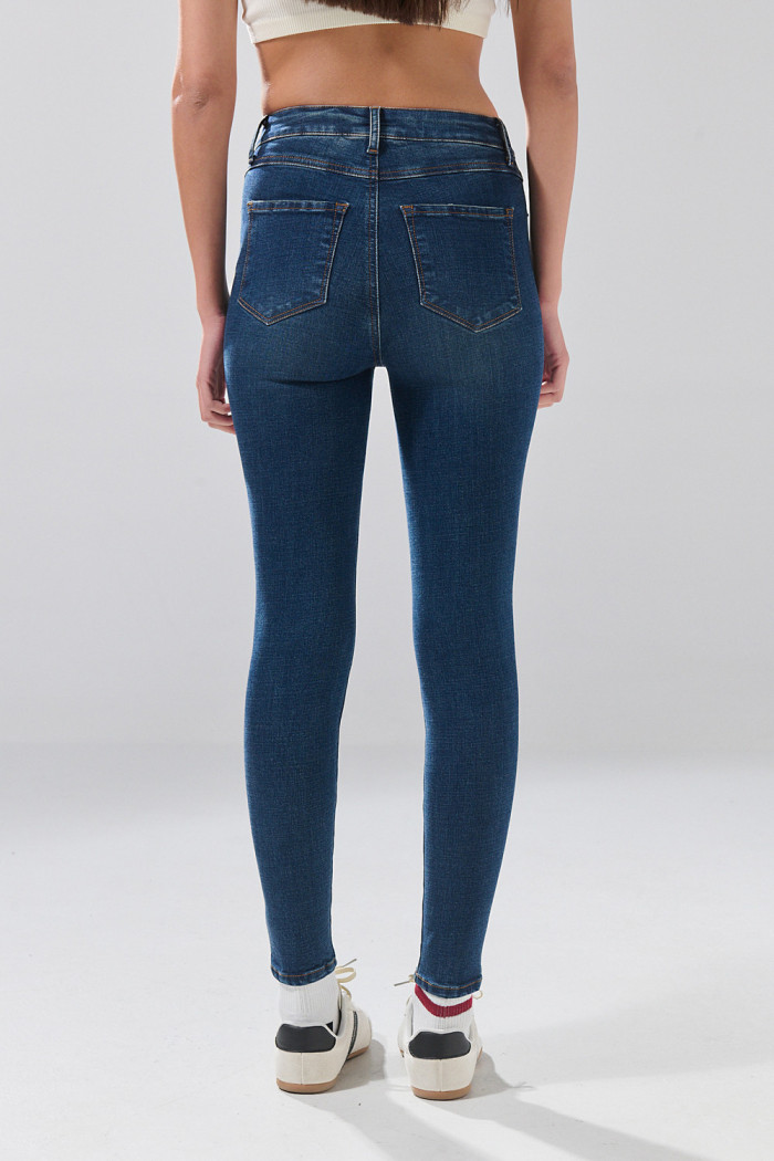 Jean súper skinny infaltables azul oscuro con bolsillos
