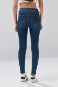 Jean súper skinny infaltables azul oscuro con bolsillos
