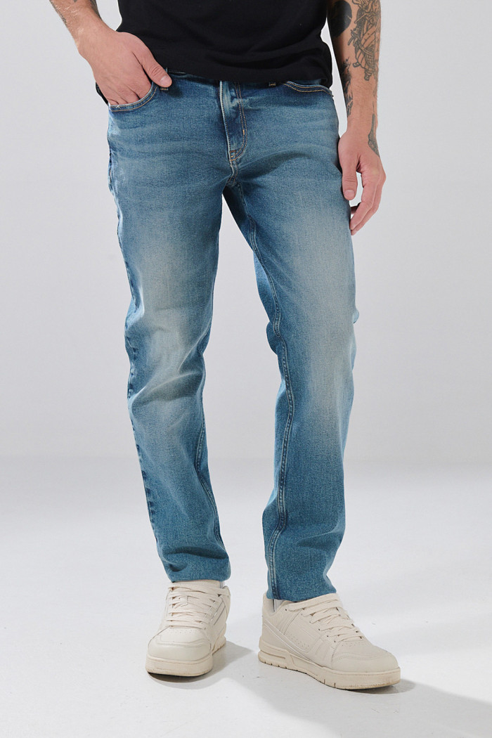 Jean slim infaltables azul medio tiro bajo con desgastes
