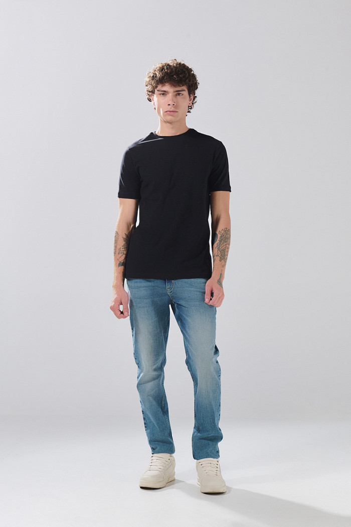 Jean slim infaltables azul medio tiro bajo con desgastes
