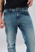 Jean slim infaltables azul medio tiro bajo con desgastes
