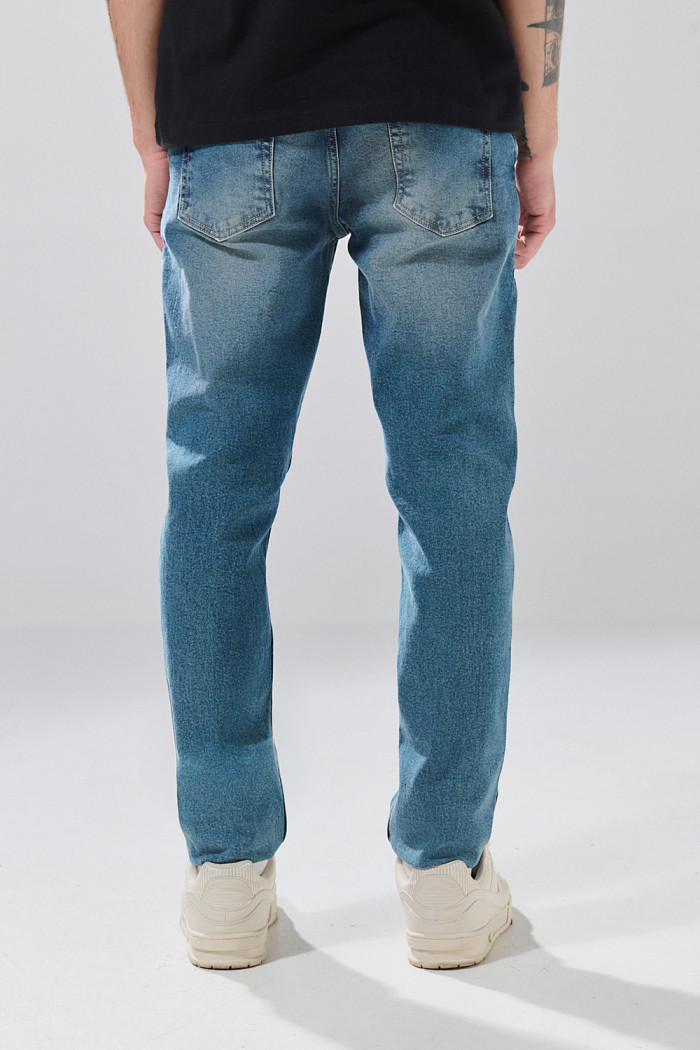 Jean slim infaltables azul medio tiro bajo con desgastes
