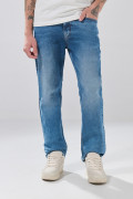Jean infaltables azul medio straight leg con bota recta
