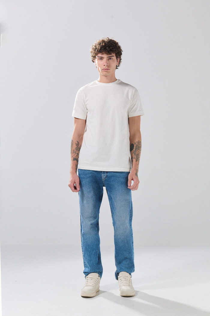 Jean infaltables azul medio straight leg con bota recta
