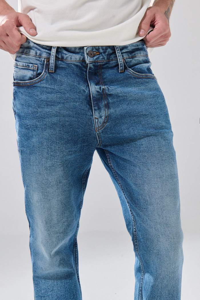 Jean infaltables azul medio straight leg con bota recta
