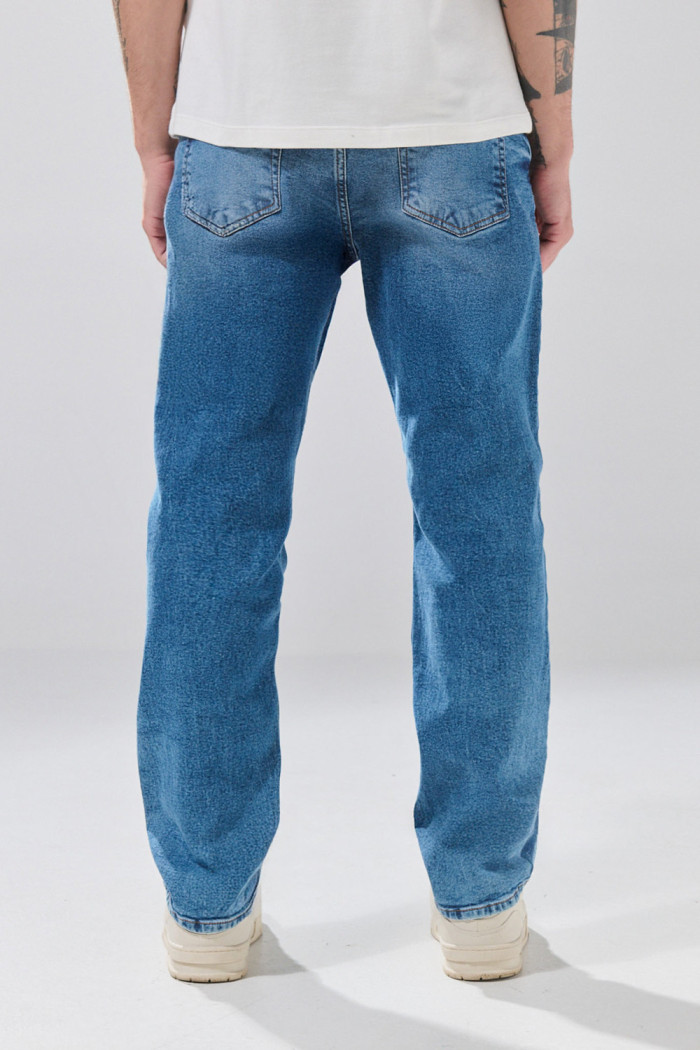 Jean infaltables azul medio straight leg con bota recta
