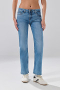 Jean straight leg azul medio infaltables con desgastes
