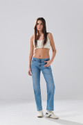 Jean straight leg azul medio infaltables con desgastes
