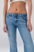 Jean straight leg azul medio infaltables con desgastes
