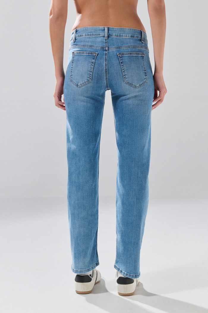 Jean straight leg azul medio infaltables con desgastes
