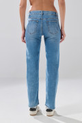 Jean straight leg azul medio infaltables con desgastes
