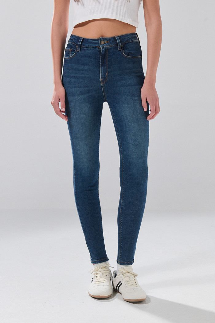 Jean azul oscuro súper skinny infaltables con cremallera
