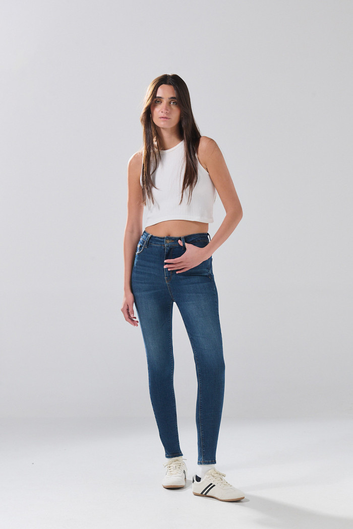 Jean azul oscuro súper skinny infaltables con cremallera
