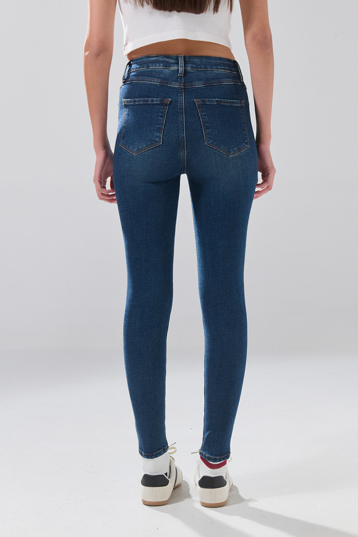 Jean azul oscuro súper skinny infaltables con cremallera
