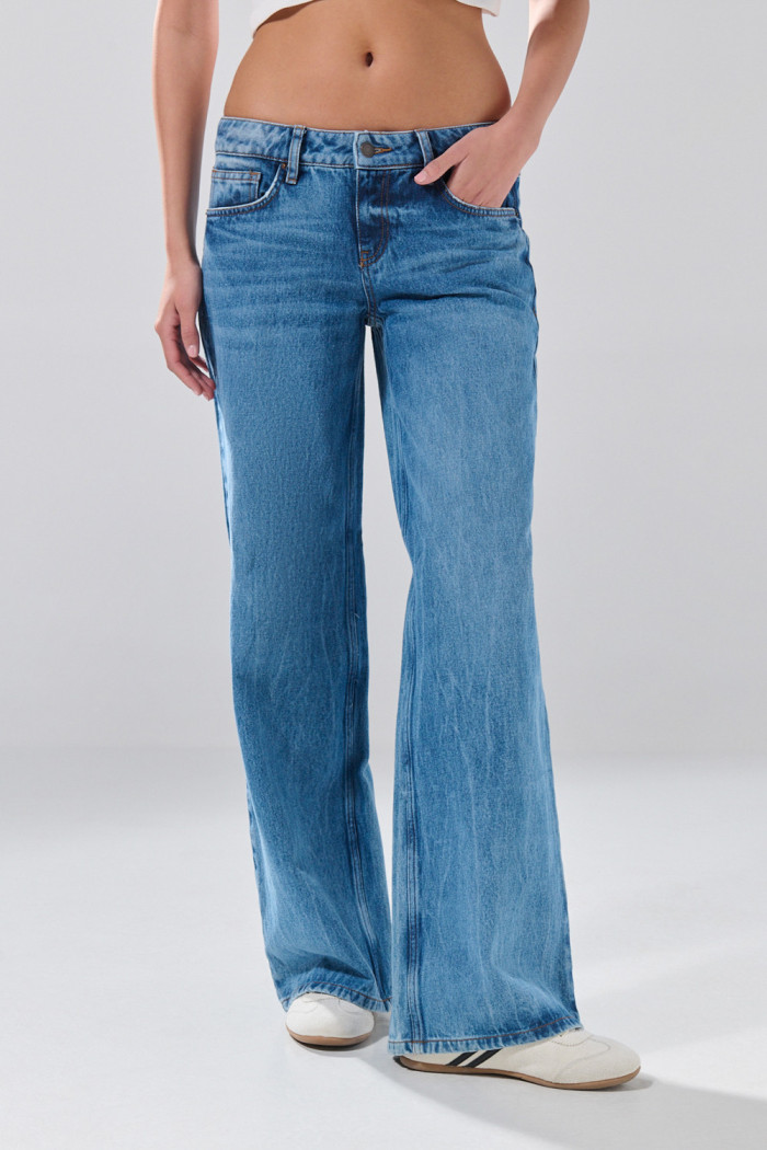 Jean open leg azul medio infaltables bota ancha con tiro bajo

