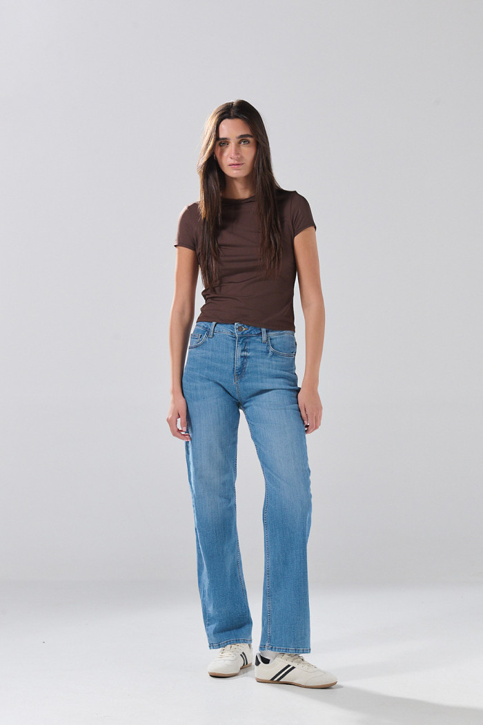 Jean straight leg infaltables azul bota recta con desgastes
