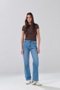Jean straight leg infaltables azul bota recta con desgastes
