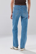 Jean straight leg infaltables azul bota recta con desgastes
