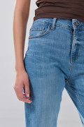 Jean straight leg infaltables azul bota recta con desgastes
