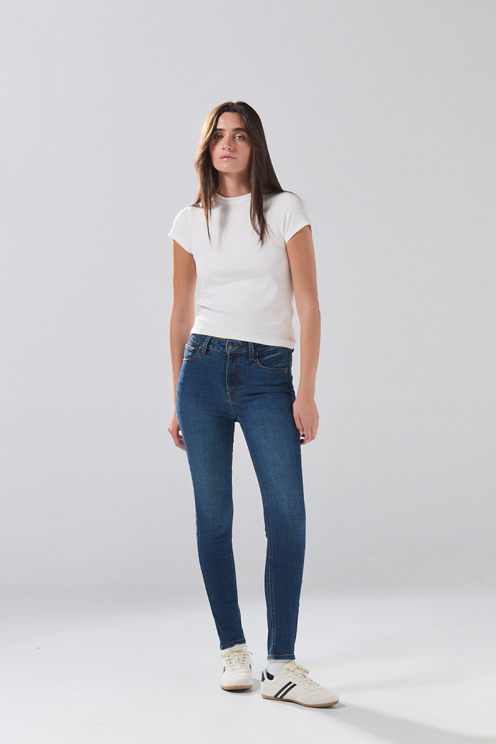 Jean push up infaltables azul oscuro con realce y bolsillos
