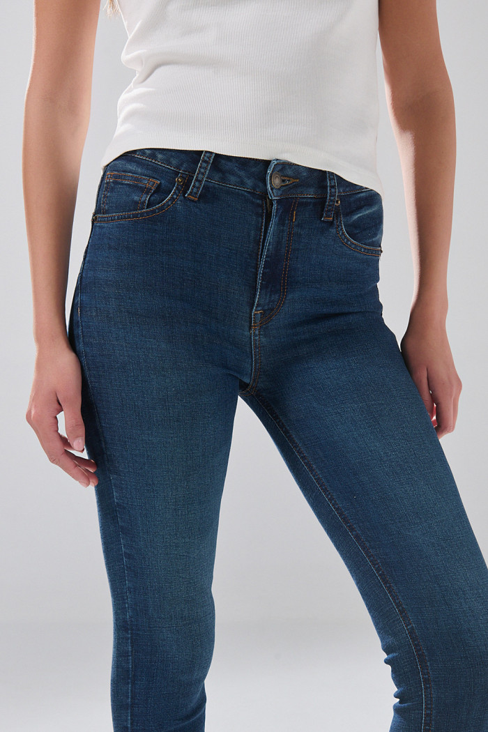 Jean push up infaltables azul oscuro con realce y bolsillos
