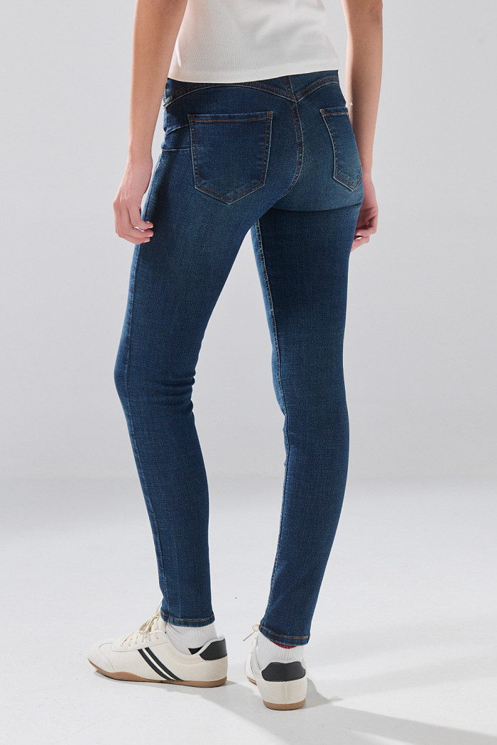 Jean push up infaltables azul oscuro con realce y bolsillos
