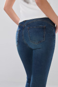 Jean push up infaltables azul oscuro con realce y bolsillos

