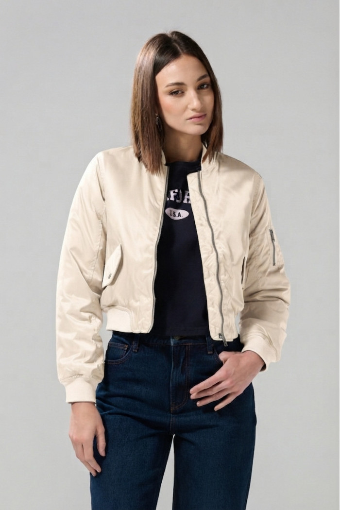Chaqueta unicolor bomber con acolchado interno y bolsillos