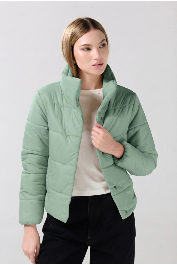 Chaqueta unicolor cuello alto acolchada con broches