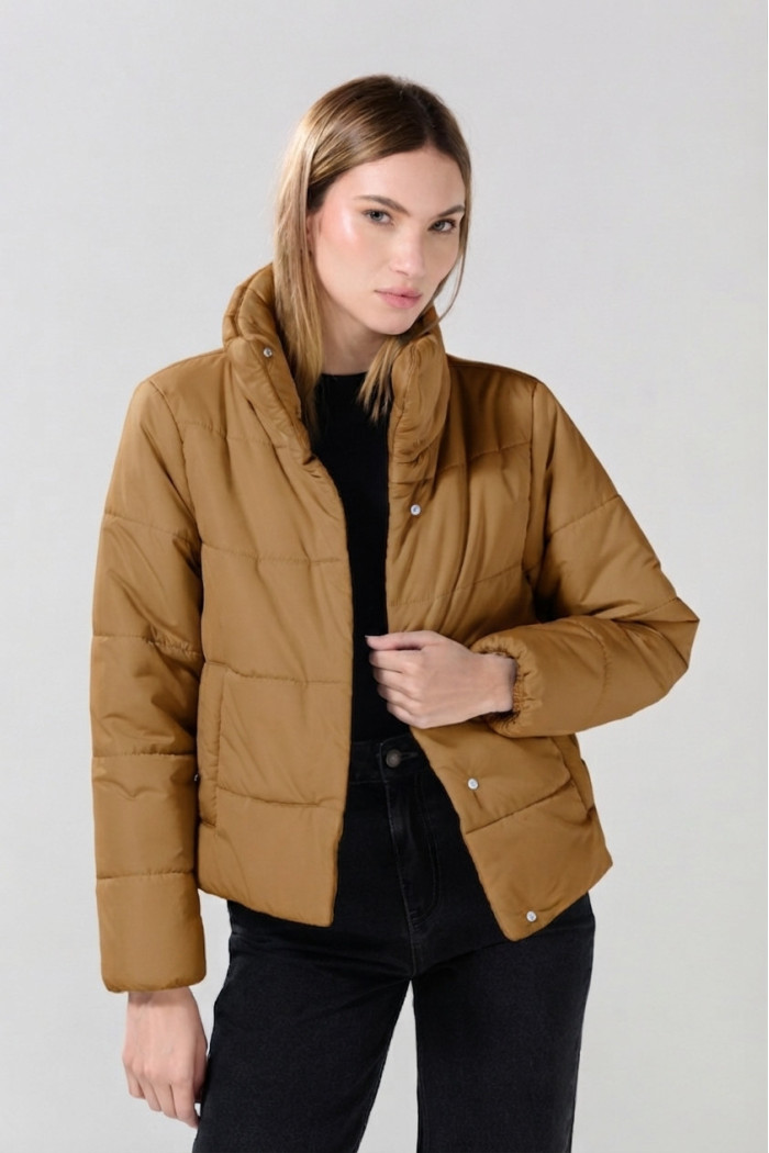 Chaqueta acolchada unicolor con cuello alto y broches