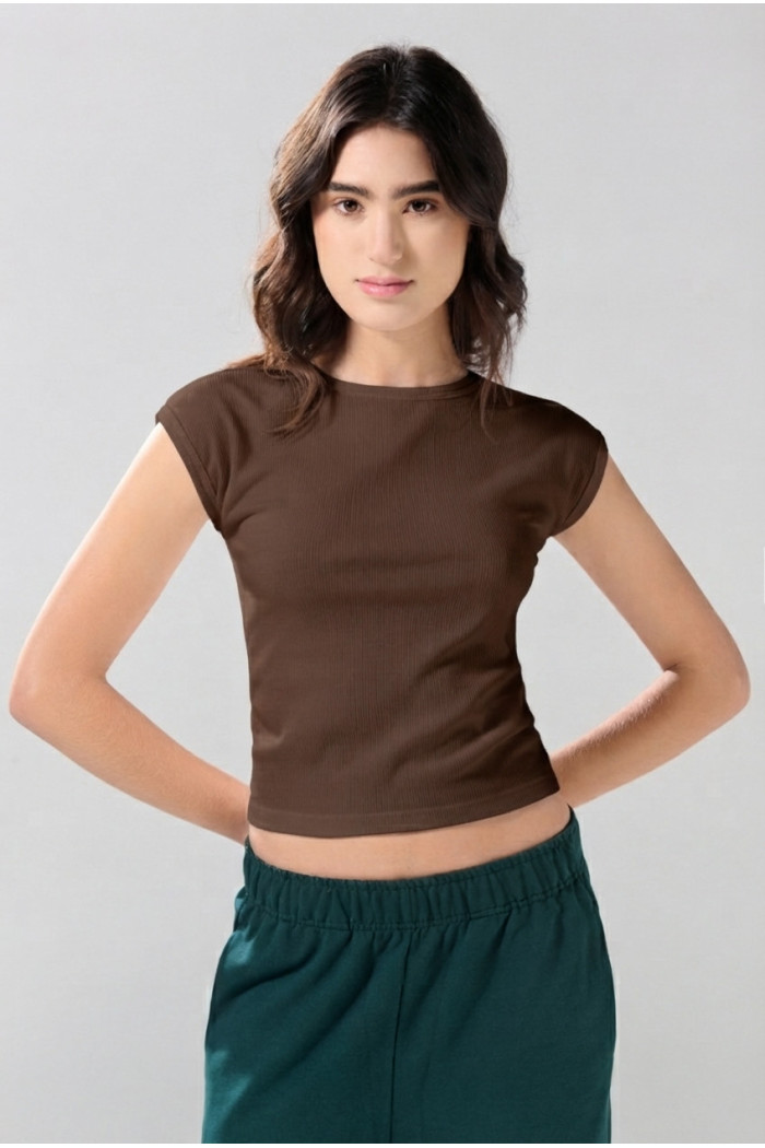 Camiseta unicolor con manga corta incluida y texturas