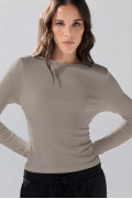 Camiseta en rib ajustada unicolor con manga larga