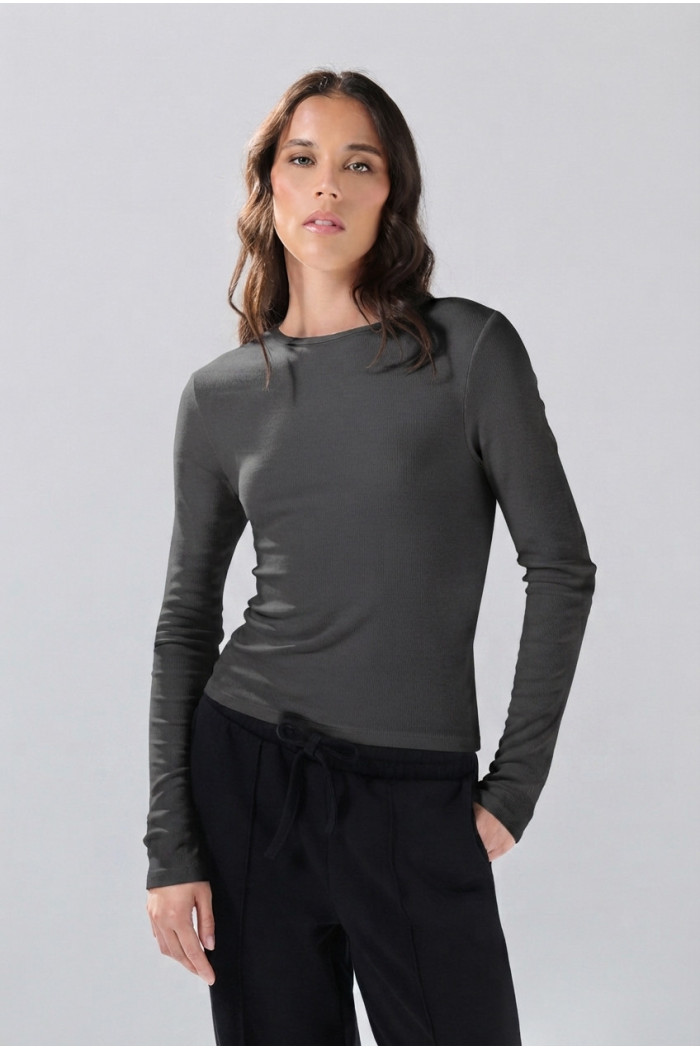 Camiseta en rib ajustada unicolor con manga larga