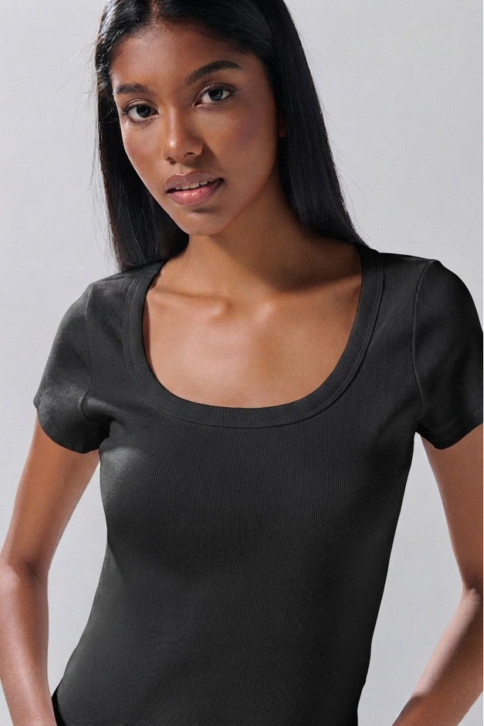 Camiseta unicolor con texturas de canal y escote en U